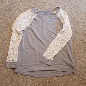 Sweatshirt with lace sleeves